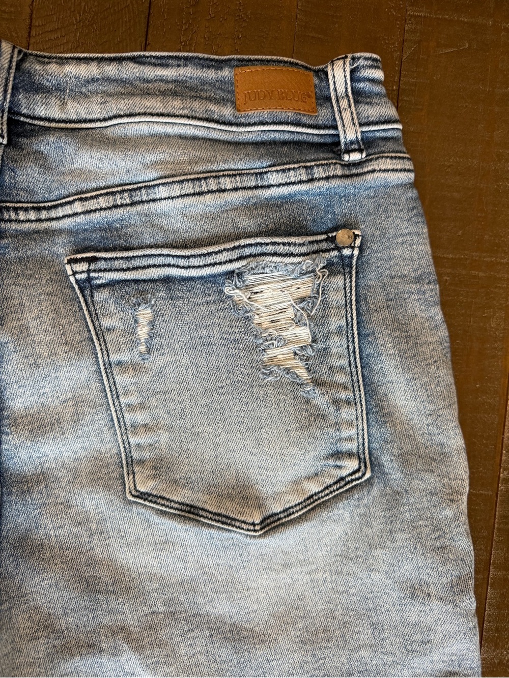 Judy Blue Light Wash Distresses Denim Shorts 1XL - Picture 7 of 10